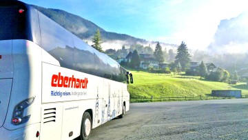 Reisebus von Eberhardt Travel vor Bergkulisse