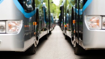 Zwei Reisebusse von vorn in Nahaufnahme