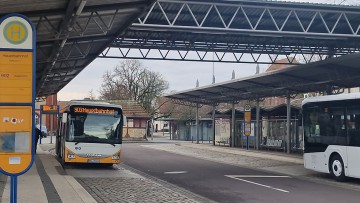 Bushaltestelle mit Linienbussen in Stendal, Sachsen-Anhalt
