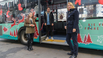 Hamburg: Auszubildende gestalten VHH-Weihnachtsbus 