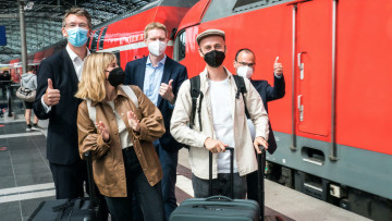 Marketing: Start einer großen Deutschland-Reise mit Bus und Bahn