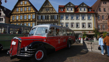 Oldtimer: Historische Busse vor schöner Altstadtkulisse