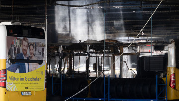 Großbrand: Sachverständige begutachten ausgebrannten Bus 