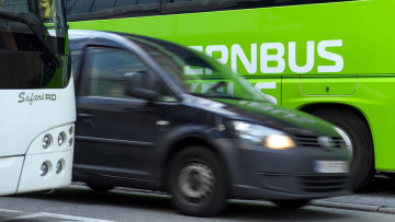 Urteil: Wer haftet bei einem Schaden, wenn ein Bus von der Haltestelle abfährt?