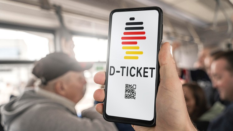 Digitales Deutschland-Ticket auf dem Smartphone eines Fahrgastes