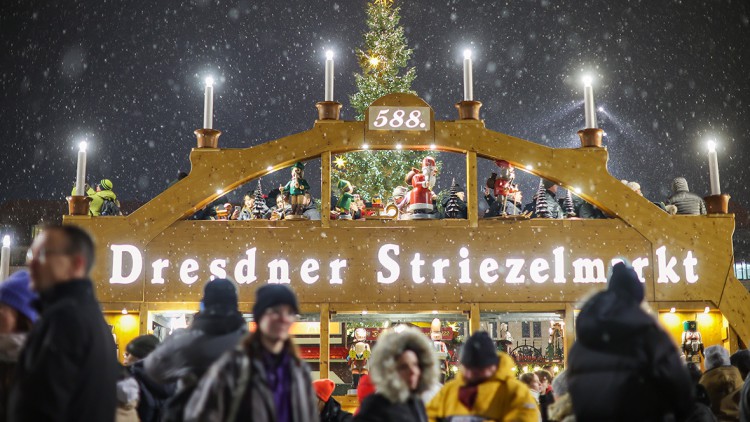 Ansicht vom Dresdner Weihnachtsmarkt, dem Striezelmarkt, mit Buden und Besuchern