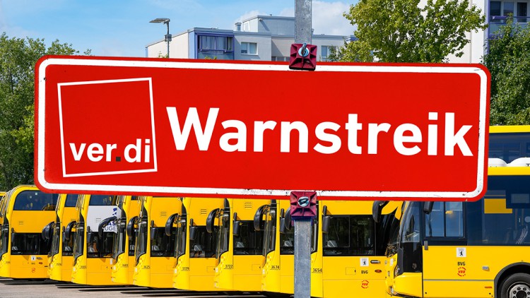 Gelbe Doppeldeckerbusse in Berlin mit einem Schild, auf dem "Streik" steht
