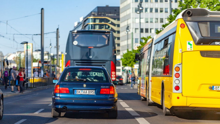 Individualverkehr & ÖPNV: Menschen bevorzugten 2022 wieder das Auto