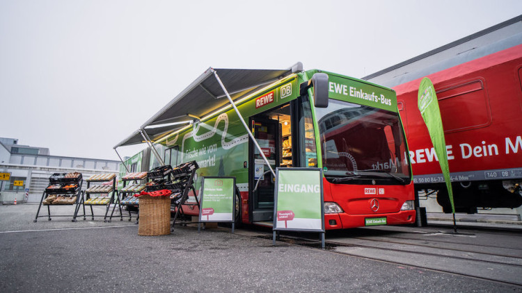 Nordhessen: Ein Bus als rollender Supermarkt