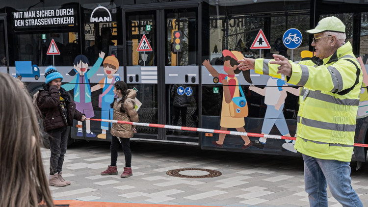 Sicherer Schulweg: MAN-Verkehrssicherheits-Aktion mit 2.000 Kindern