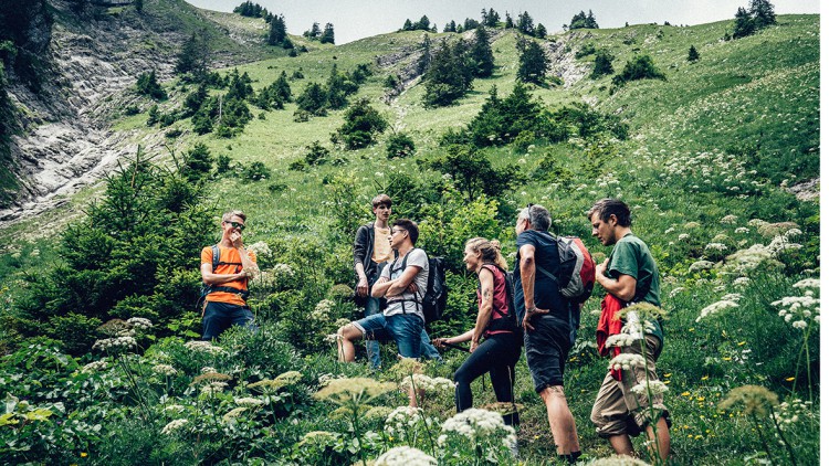 Gruppe von jungen Leuten beim Wandern in den Bergen