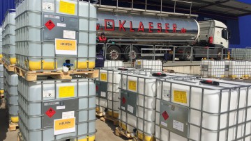 Befüllung von 1.000-Liter-Containern mit Bioethanol aus Tankwagen der Spedition Klaeser bei Rhenus in Duisburg.  