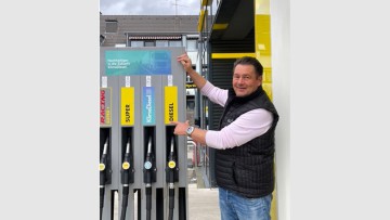 Holger Hetzel an einer Zapfsäule mit Klima Diesel an seiner Tankstelle in Moers.