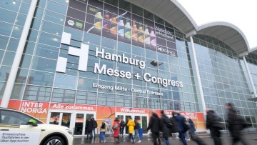 Der Eingang zu den Messehallen der Messe Hamburg