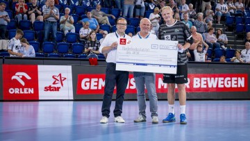 Spendenscheckübergabe beim Orlen star Cup (v.l.): Klaus-Peter Dittrich (Orlen Deutschland), Prof. Dr. Gunnar Cario (UKSH), Patrick Wiencek (THW Kiel).