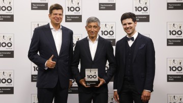 Frederick Beckmann (links im Bild) und Sebastian Herkenhoff (rechts) durften die offizielle Top 100 Auszeichnung von Ranga Yogeshwar für Q1 entgegen nehmen
