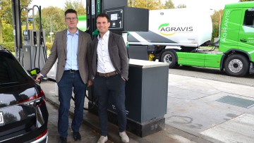 Michael Grewe, Geschäftsführer der Raiffeisen Steverland eG, und Frederik Volbracht, Leiter Brenn- und Kraftstoffe bei der Agravis in Münster, stehen an einer Zapfsäule mit Bionergy Diesel 90 in Dülmen