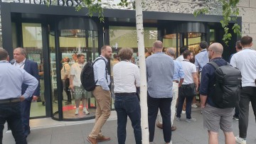 Menschen stehen vor dem Smart Store der DHBW Heilbronn