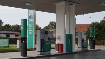 Zwei Scheibenreiniger Dispenser an der Baywa Tankstelle in Friedberg