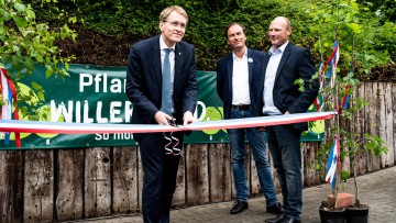 Daniel Günther, Ministerpräsident von Schleswig-Holstein, gemeinsam mit Axel Niesing und Georg Willer beim offiziellen Projektstart Mitte Juni (v. l.) am Unternehmenssitz in Kiel.