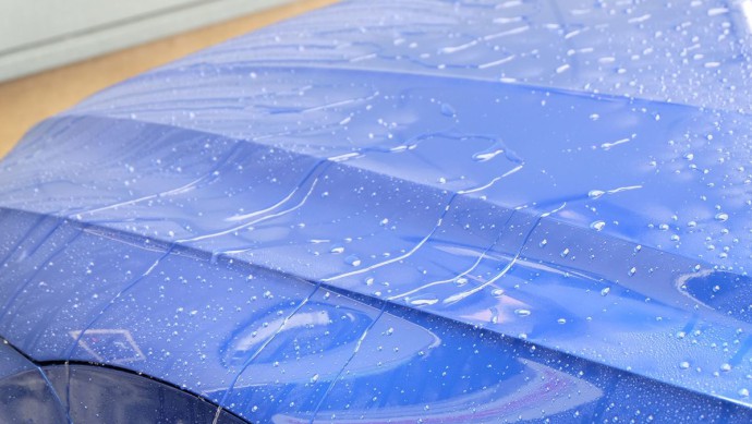 Glänzender Langzeitschutz im SB-Bereich mit der Keramikversiegelung „Sonax Hypercoat – High Gloss Protection 677“. Deutlich zu sehen: Der Beading-Effekt, spricht das Abperlen des Wassers