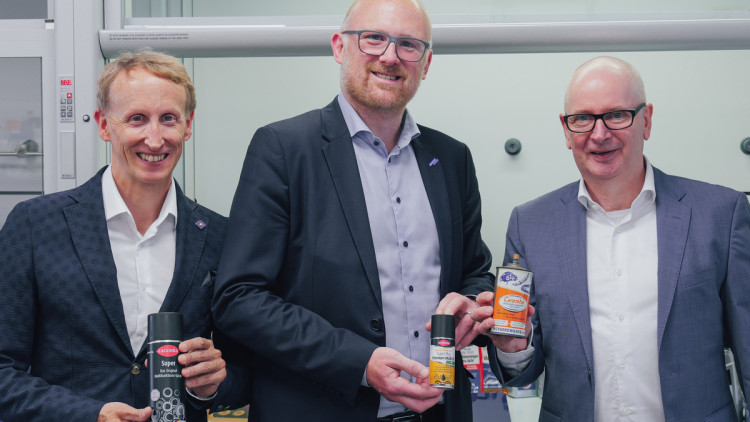 Reiner Eckhardt, CEO der Caramba Gruppe (r.) präsentierte Oberbürgermeister Sören Link (M.) und Rasmus C. Beck, Geschäftsführer der Wirtschaftsentwicklung Duisburg Business & Innovation (l.), die neu aufgelegte Consumer Line.