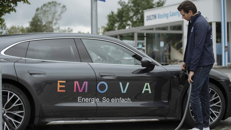 Emova-Unternehmenssprecher Simon Reiter beim Laden eines E-Autos an einer der bereits mit Photovoltaik und Ladesäulen aufgerüsteten Deltin Tankstelle.