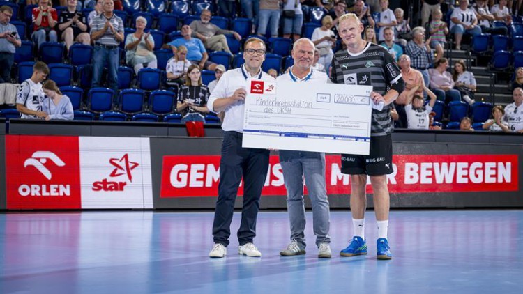 Spendenscheckübergabe beim Orlen star Cup (v.l.): Klaus-Peter Dittrich (Orlen Deutschland), Prof. Dr. Gunnar Cario (UKSH), Patrick Wiencek (THW Kiel).