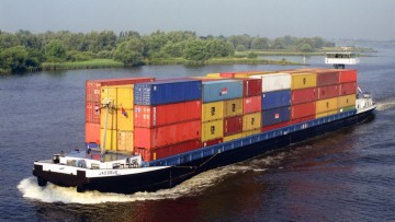 Containerfrachter auf dem Rhein