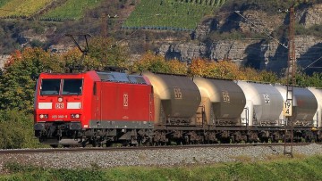 Rote DB-Güterzuglok vor Kesselwagenzug
