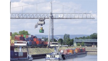 Blick auf das Hafenbecken mit Containerverladung