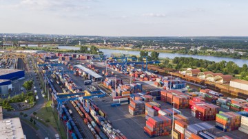 Das trimodale Containerterminal Logport I in Duisburg-Rheinhausen.