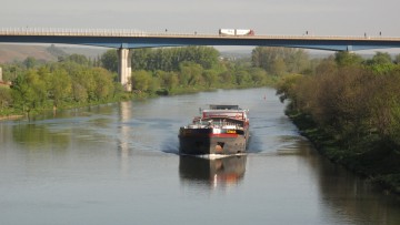 Ein Frachter auf einem Fluss.