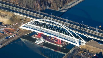 Luftbild eines Brückenneubaus