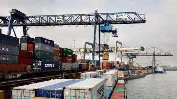 Blick auf das Containerterminal Rhein-Ruhr