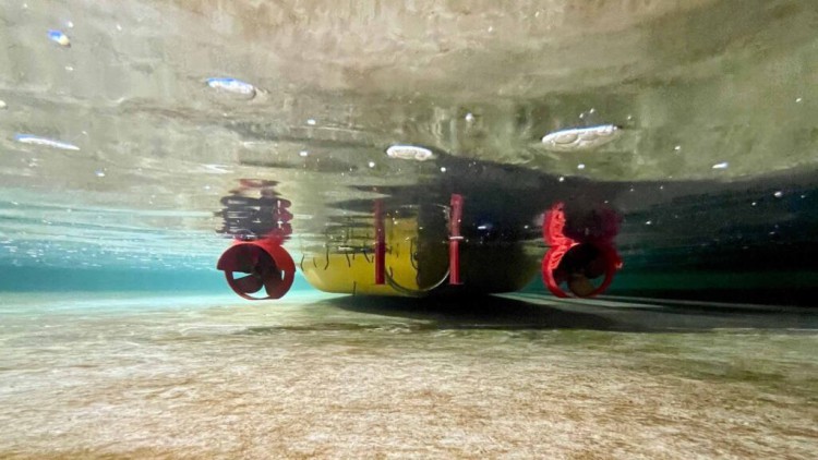 Unterwasseraufnahme eines Schiffsmodells mit niedrigwasseroptimiertem Antrieb