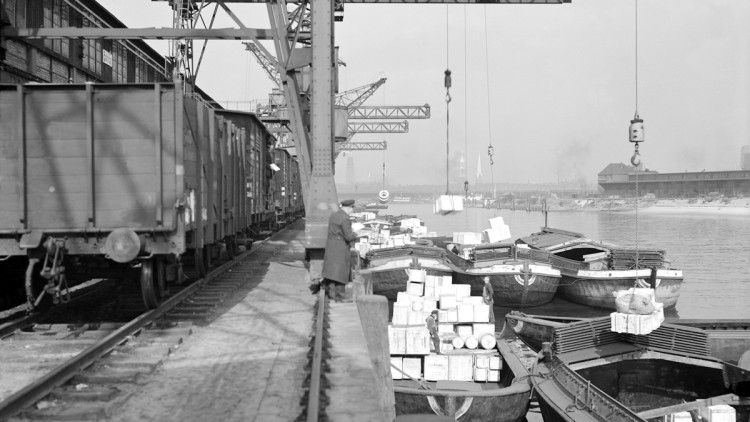 Historisches Foto von Kaimauer mit Güterzug und Schleppkähnen
