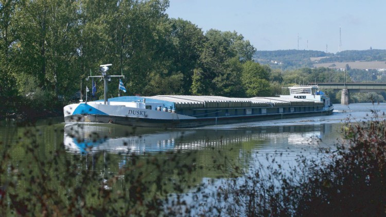 Ein Binnenschiff auf der Donau