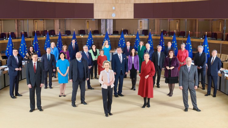 Gruppenbild der Mitglieder der EU-Kommission