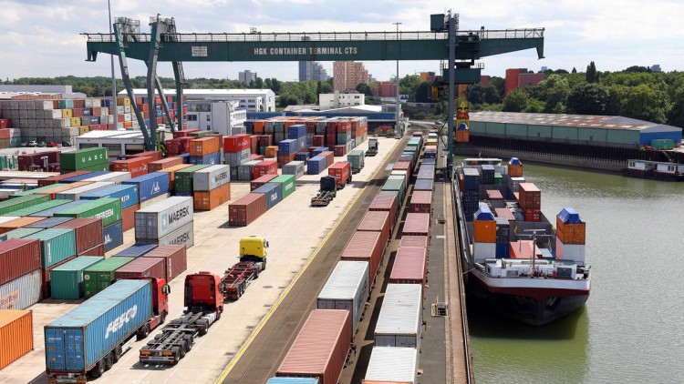 Blick auf ein Containerterminal mit Container-Binnenschiff