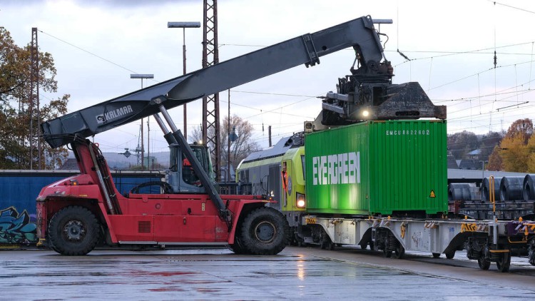 Reachstacker stellt Container auf Tragwagen