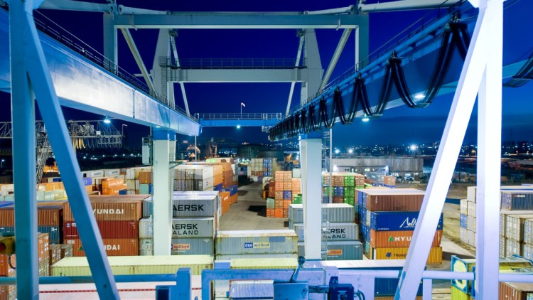 Blick auf ein Containerterminal.