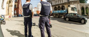 Zwei Polizisten kontrollieren den Verkehr in München