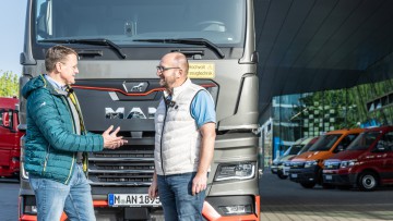 Alexander Vlaskamp, CEO von MAN, und Gerhard Grünig, Chefredkateur der VerkehrsRundschau, zusammen auf Lkw-Testfahrt