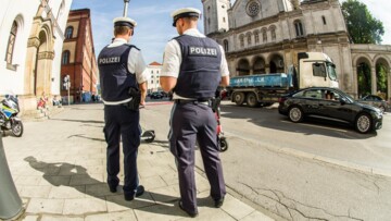 Zwei Polizisten kontrollieren den Verkehr in München
