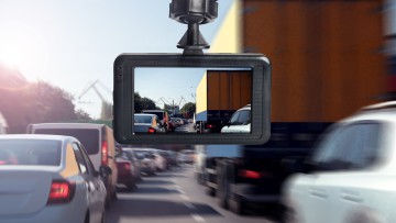 Dashcam (Minikamera), die während des Fahrens auf einer Autobahn den vorausfahrenden dichten Verkehr aufzeichnet