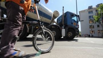 Neues Warnsystem soll Radfahrer im toten Winkel vor Lkw schützen