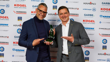 Marc Deckenbrock und Thorsten Söth von DAF freuten sich über die Auszeichnung "Green Truck 2023".