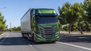 Grüner Iveco S-Way des Modelljahres 2024 bei Autobahnfahrt