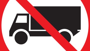 Lkw-Fahrverbot Schild mit durchgestrichenem Lkw